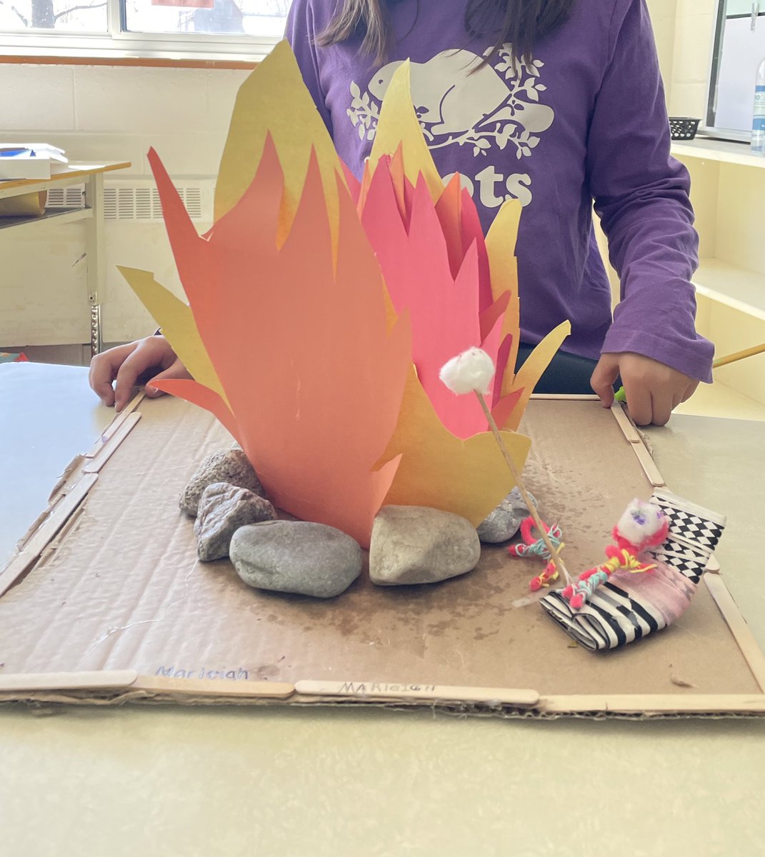 mllebenevides's tweet photo. Last week, we read “10 idées écolos” and decided to collect leftover reusable materials to complete idea #7. Today, we presented our creations en français! Blown away by their creativity (yes, that is an entire bonfire &amp; a functional purse!) and French speaking!!! @alcdsb_shrt https://t.co/mvDzV8xwnl