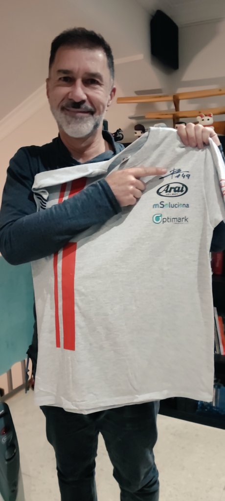 wildcardr1's tweet photo. Alucinado con el regalo. En vivo es incluso mas bonita. ¡Y firmada! 😊👍🏻💪🏻 Guau! Un millon de gracias a @Torras49, @TOLLRacingTeam, @Todoonada_ES, sois los mejores. Gaaaas! https://t.co/Fppo0z2JAf