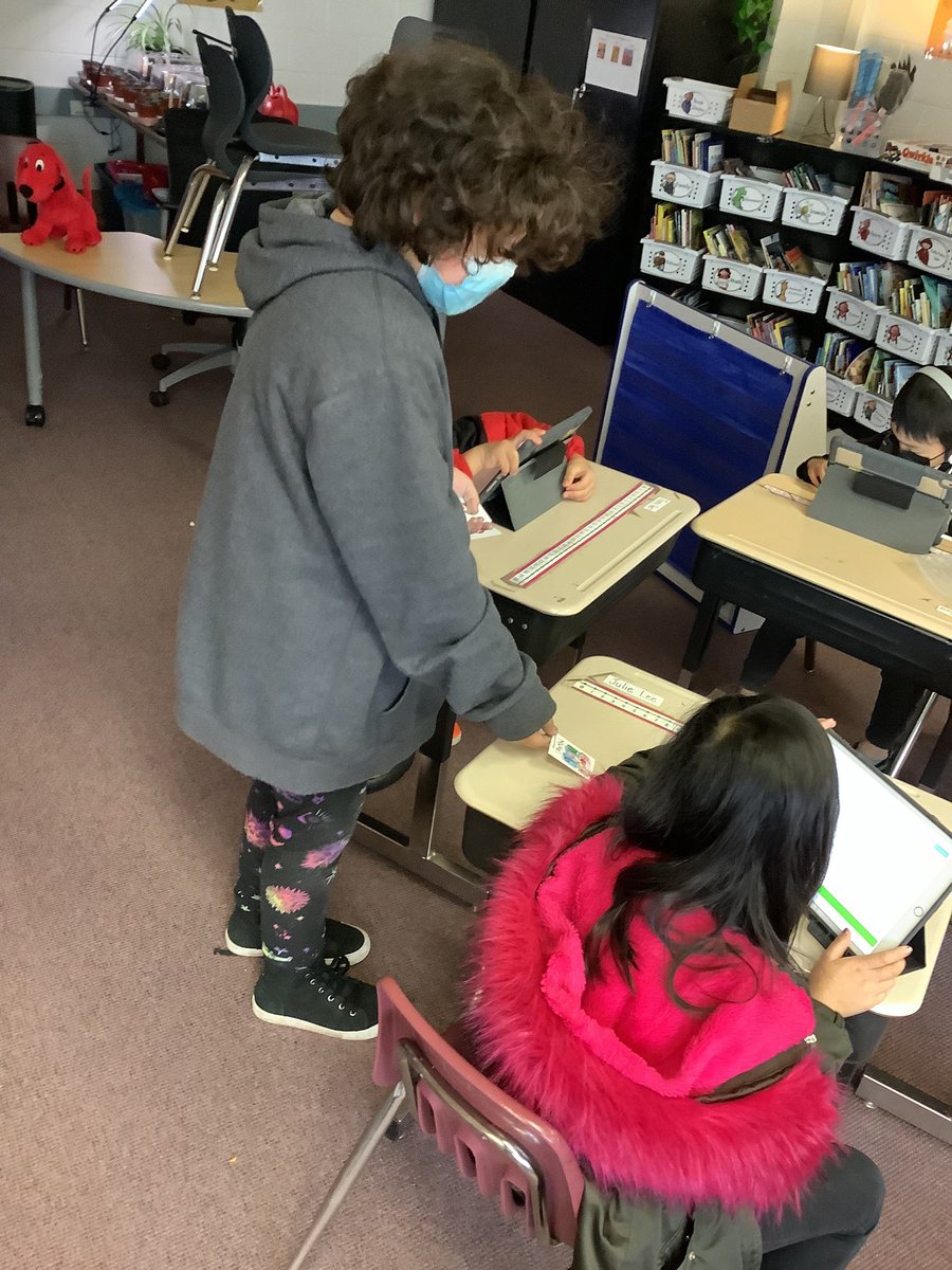 FarnsworthPreK4's tweet photo. Fourth grade leaders created their own "compliment cards" and passed them out to students being responsible, respectful, and safe this morning! What a great start to the day, and an awesome way for students to recognize each other for their hard work! https://t.co/CWwJeWgxlf
