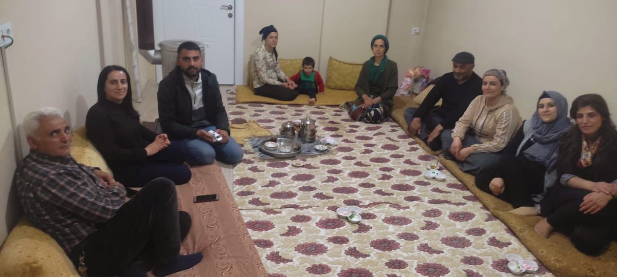 Akkadin_Hakkari's tweet photo. İl Kadın Kolları Başkanımız sn.@MunevverErtus ve yönetim kurul üyelerimizle;
81 ilde eş zamanlı düzenlenen Şehit Aileleri iftar yemeği proğramını #Hakkari  Şehidimiz #Çelik ailesinin gönül sofrasında bulunarak, yanlarında oldular... https://t.co/P7sAKYP56p