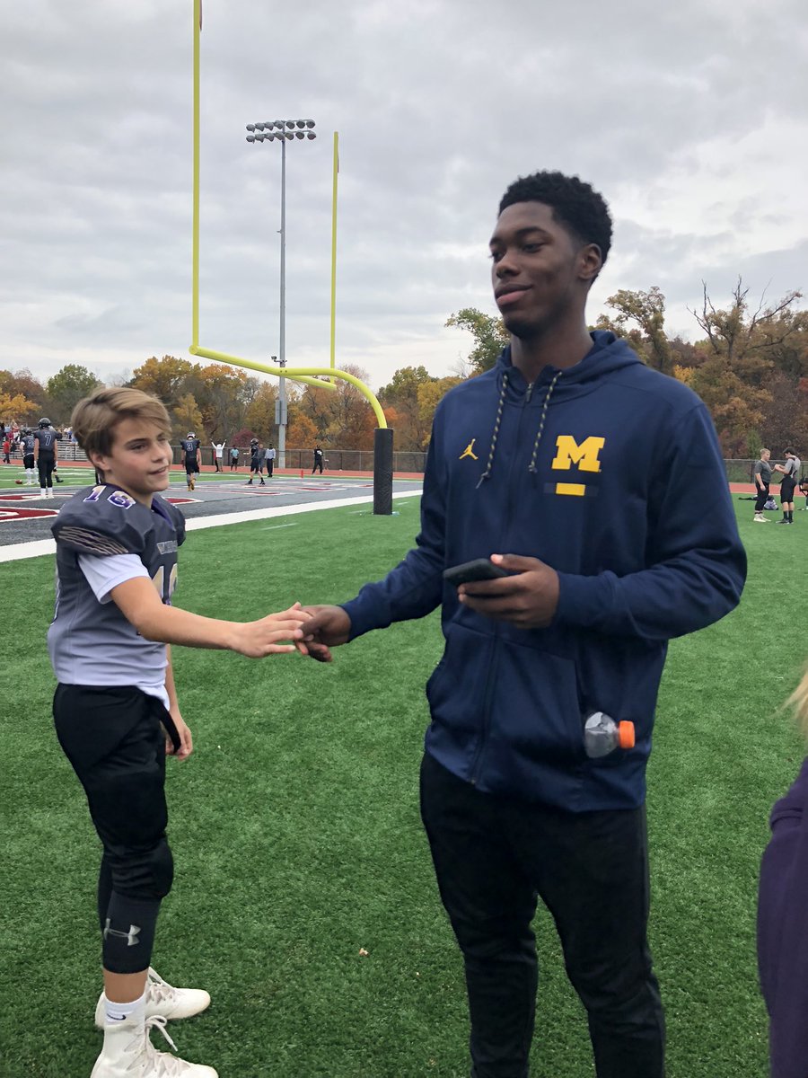 BradyFlanagan6's tweet photo. In honor of the NFL draft being tonight I wanted to share this photo of me and @H2_3125. Best of luck in the NFL! Definitely will be getting myself a jersey of whatever team is lucky enough to draft him. #H2 #NFLDraft #Patriots https://t.co/5pEChAfyMx