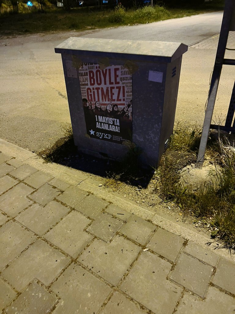 sykpbursa's tweet photo. “Böyle Gitmez” diyerek halkımızı sömürüye, eşitsizliğe ve baskılara karşı sesimizi yükseltmek için 1 Mayıs alanına çağırıyoruz! https://t.co/84uIoY6toT