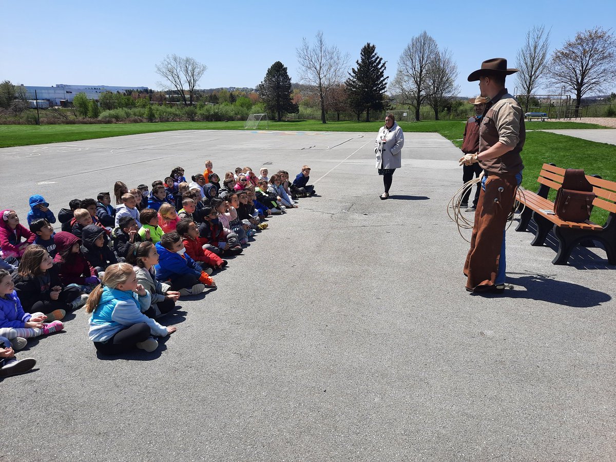 Foxes are ready for the kickoff of our annual Reading Rodeo! 🤠