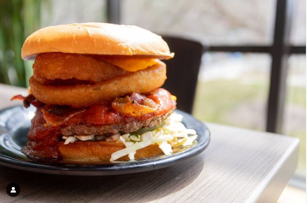 "Get a taste of Spring with the Backyard BBQ Burger this week at Big Sky Burgers n' Fries. Take a trip to the Food Court this week and try the Backyard BBQ Burger!
🍔☀️"
-<a href="/umcampusdining/">UM Campus Dining</a> instagram.com/p/Cc0gRxeN_pH/…