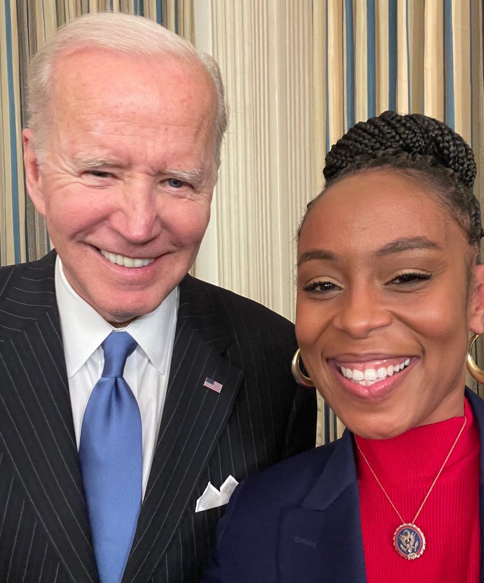Deemoney521's tweet photo. @nffernandez @RepShontelBrown @ShontelMBrown #FeeltheDesperation Looks Like #Grifterturner is in Full meltdown mode. #OH11 Ignore the Noise. You know who has been on the ground working for you, Re Elect Shontel Brown for congress! #LyingNina !! https://t.co/7qoa9VKoQn
