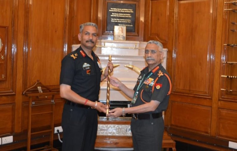 DefenceSahil's tweet photo. Congratulations to #ChinarCorps Commander Lt Gen #DPPandey for taking over as the Colonel of the Sikh Light Infantry Regiment of the Indian Army. #IndianArmy Chief Gen. #ManojMukundNaravane handed over the baton to him earlier today. @ChinarcorpsIA https://t.co/LqG8gNKpzm