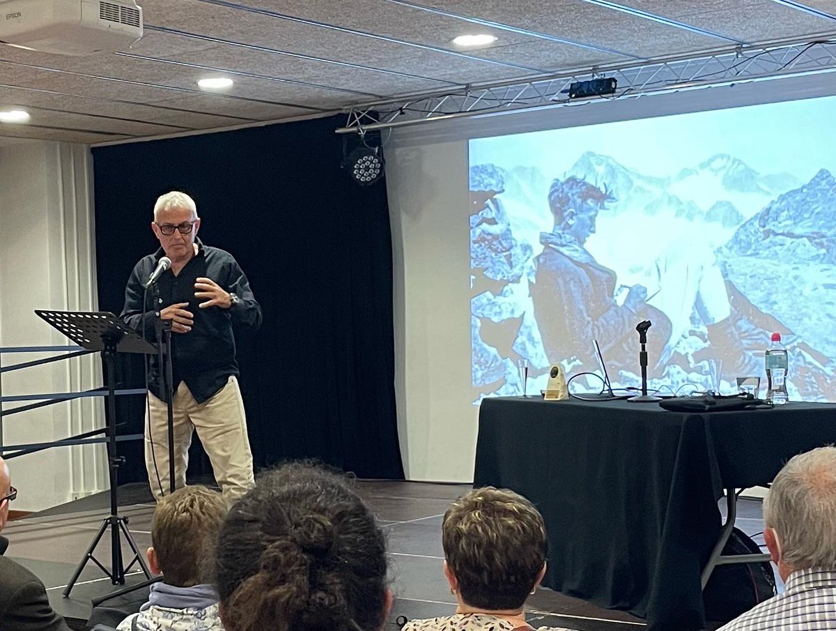 Foment_cat's tweet photo. 💯L’acte central del centenari ha estat un èxit! L’alpinista Carles Vallès, a part d’explicar-nos la seva experiència a l’Everest el 1985 i altres expedicions, ha posat en valor la cultura de l’esforç i la importància de no perdre mai la ilusió. Gràcies, mestre! #centenarifoment https://t.co/QbmYXbwCE6