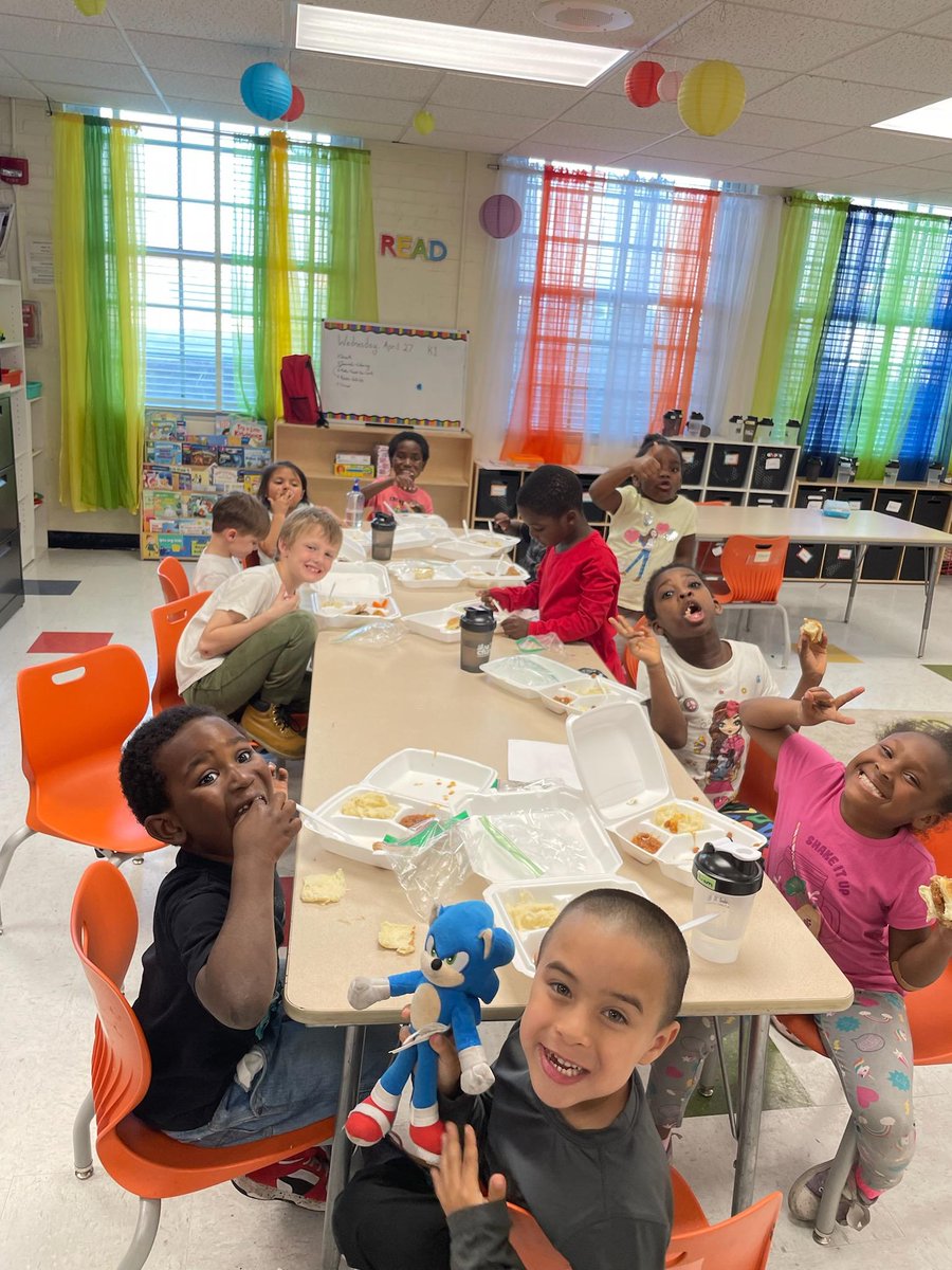 CFUM_DSM's tweet photo. The kids want to give a huge shoutout to our Supper Club staff and volunteers for the delicious meal they provided last night. Look at those smiling faces!!! https://t.co/2hmTvRV82Y