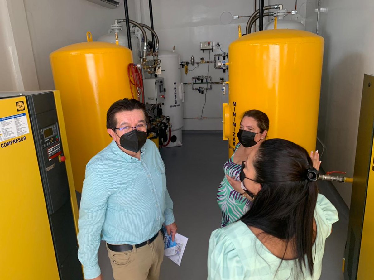MinSaludCol's tweet photo. En su visita al dpto. del Amazonas, el ministro @Fruizgomez recorrió el hospital San Rafael de Leticia, para revisar las nuevas instalaciones de las unidades de cuidados intermedios y la planta de oxígeno, que beneficiará a los centros de salud de la región. https://t.co/9Gza2T76eh