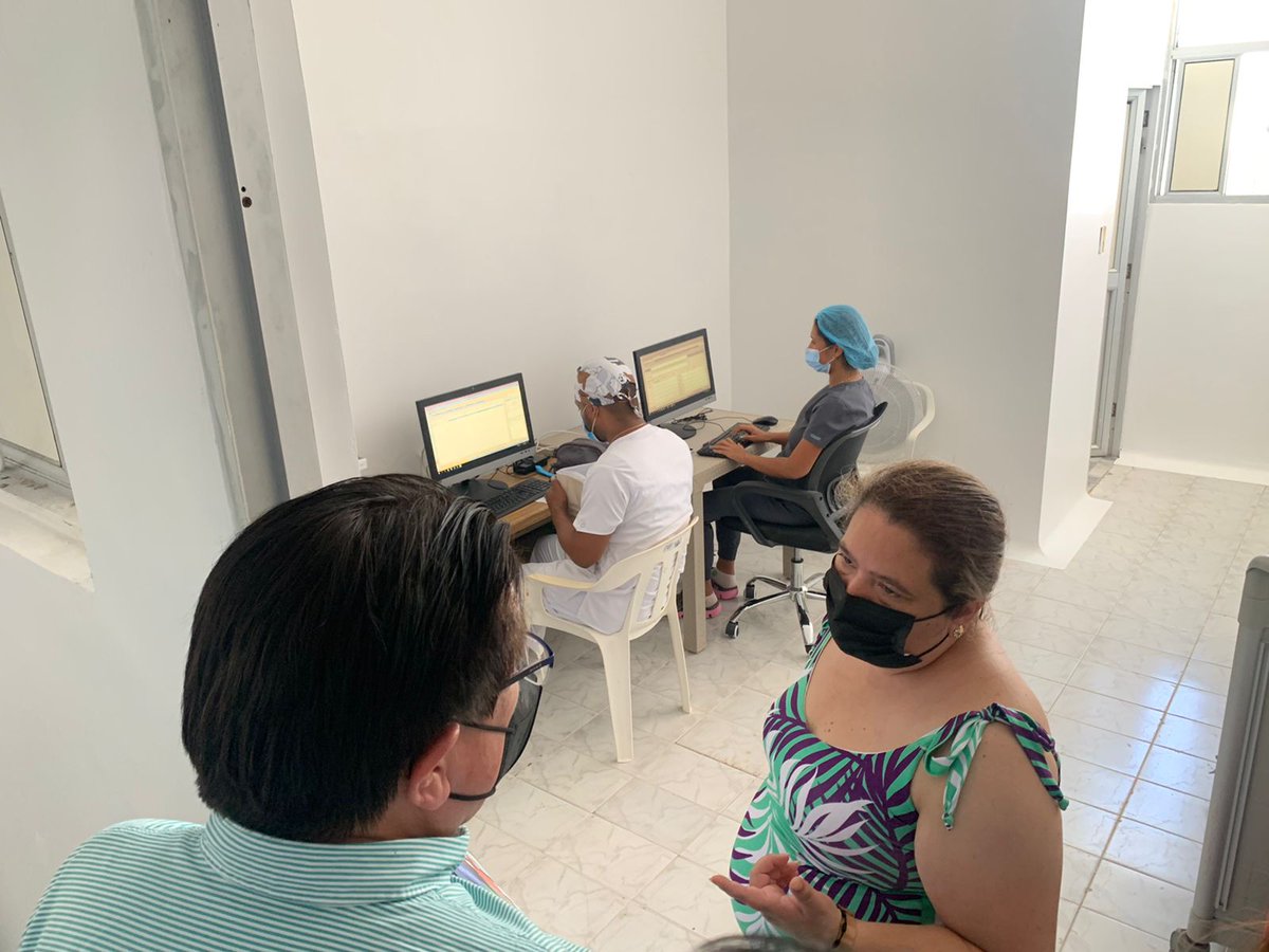 MinSaludCol's tweet photo. En su visita al dpto. del Amazonas, el ministro @Fruizgomez recorrió el hospital San Rafael de Leticia, para revisar las nuevas instalaciones de las unidades de cuidados intermedios y la planta de oxígeno, que beneficiará a los centros de salud de la región. https://t.co/9Gza2T76eh