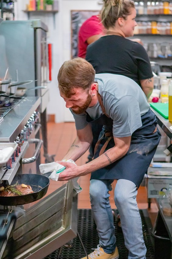 FoodNetwork's tweet photo. Cliff is laying down the law in #ChefBootCamp! https://t.co/jldGj9TtyG