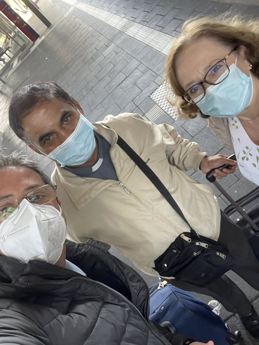 #AngelikaWeber und  <a href="/hjbruhn/">Hans-Jürgen Bruhn 🇪🇺🇩🇪</a> vom Vorstand des #PfarrGemeindeRates #StJohannesDerTäufer und #StMariäHimmelfahrt in #Erkrath  begrüßen Professor #AnthonyPinto aus dem indischen Bistum #Mangalore, der das #Pastoralteam in der Gemeinde verstärkt.