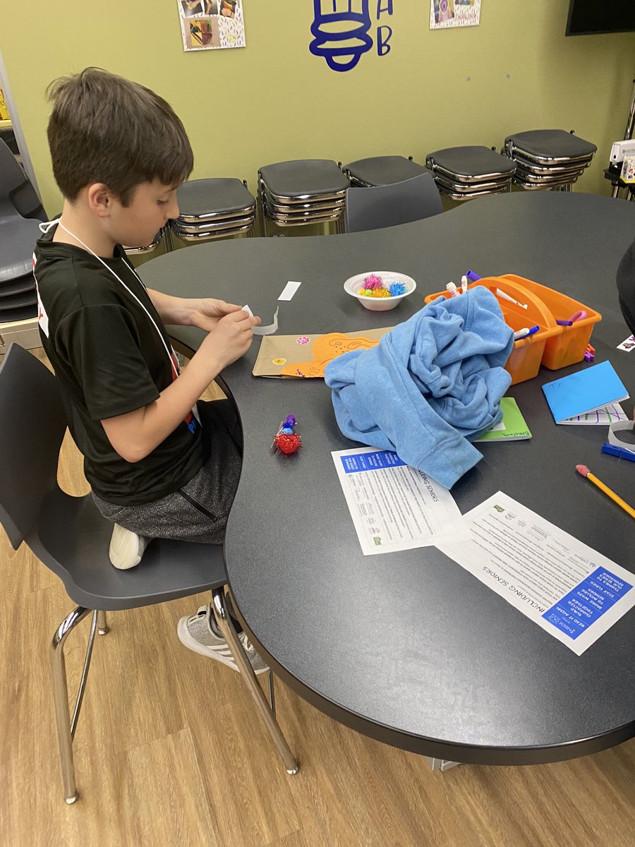 LauraLoehmann33's tweet photo. Maplebrook Inside Out Club- Spreading Kindness to Senior Citizens #BeBold #Naperville203 #InsideoutClub #DuPageSeniorCitizensCouncil https://t.co/CyBYykI9rK