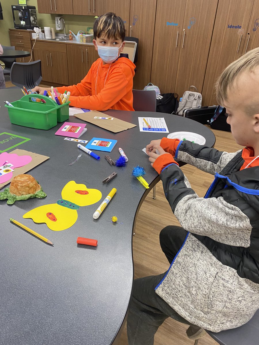 LauraLoehmann33's tweet photo. Maplebrook Inside Out Club- Spreading Kindness to Senior Citizens #BeBold #Naperville203 #InsideoutClub #DuPageSeniorCitizensCouncil https://t.co/CyBYykI9rK