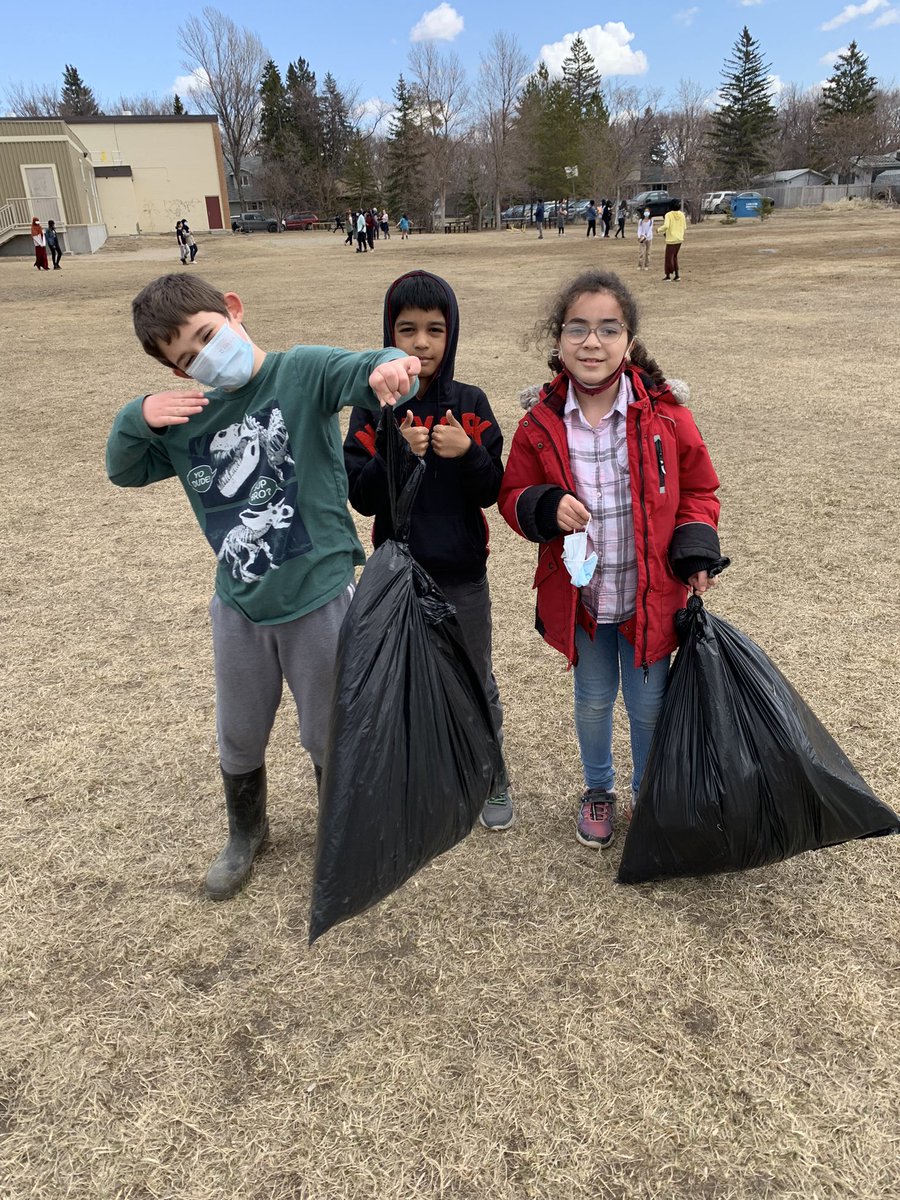 Gotta love these leaders being #earthday ambassadors with our playground cleanup today 🌍 🪴💚 <a href="/McVeetyRBE/">Marion McVeety</a>