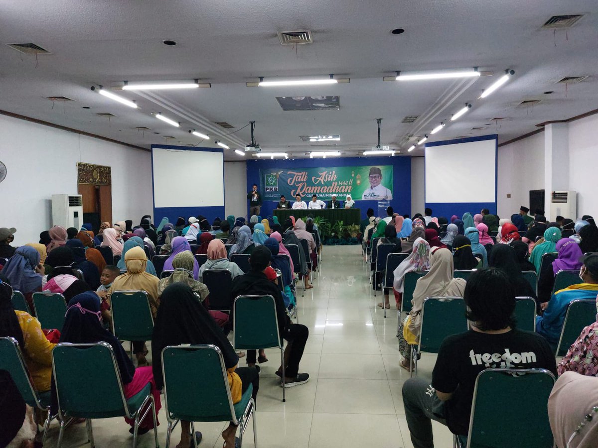 A_FauziFawaz's tweet photo. Ribuan jamaah mendoakan Gus Muhaimin Iskandar menjadi presiden RI 2024#taliasihgusmuhaimin https://t.co/Y46euIpxci