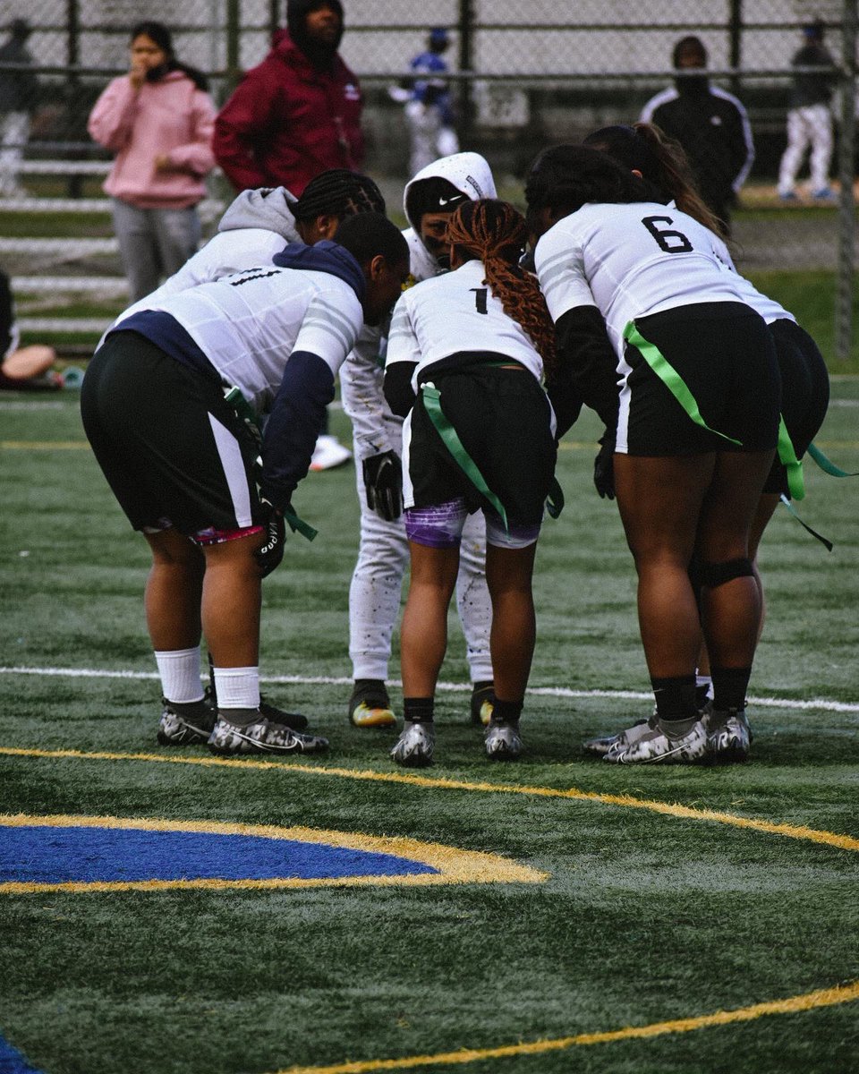 MaddieIce2004's tweet photo. More than just teammate were a Family 🏈💛🖤🤍💯 https://t.co/utvgbHm6pN