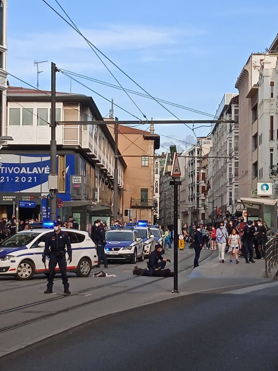 ane_brk's tweet photo. epaile baten iritziz, 60 zauritu eta 7 atxilotu desordenik ez zegoen testuinguruan eman ziren, baina bueno, de poco importa. Fiskaltzak urte beteko espetxe zigorra eskatzen dizue, Ertzaintzarentzat gutxiegi da eta 18 hilabete eskatzen du bakoitzarentzat, (+) https://t.co/VekXueJO8F