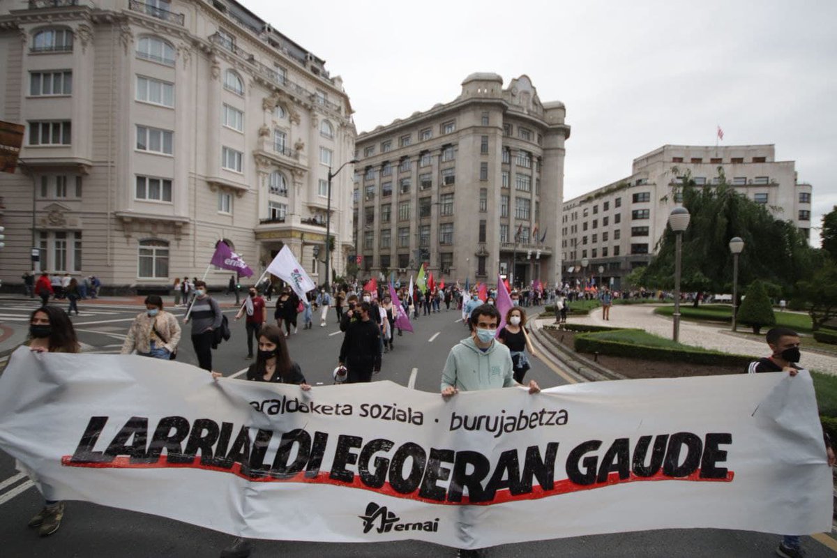 ane_brk's tweet photo. Lagundu nazazue istorio triste honetan:

Gazteon eskubideen alde kalera atera zara, Ertzaintzak sekulako bortizkeriaz manifa erasotu eta zu eta beste 6 lagun atxilotu zaituzte. Atxiloketa justifikatzeko muntaia polizialean a saco jipoitu zenituela diote (+) https://t.co/oPAG9Air6W