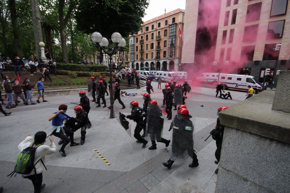 ane_brk's tweet photo. (Jackie Chanen alaba sekretua omen zara) bideoek eta irudiek kontrakoa dioten arren.
Poliziari "presunción de veracidad" aitortzen zaionez zuek desmontatu behar duzue pelikula. Instrukzio epaileak desorden delitua desestimatu du, hau da, (+) https://t.co/twmSkgDQR8