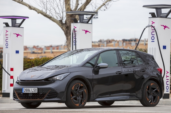 Valenciacars1's tweet photo. El #CUPRABorn hace la más fácil y cómoda la carga de la batería con la tecnología #PlugCharge con la que pueden acceder a más de 310.000 puntos de carga públicos en Europa, incluidos 10.000 cargadores rápidos @CUPRA_esp @CUPRA 
https://t.co/r9KgmInWeR https://t.co/bqBnFVxcuC