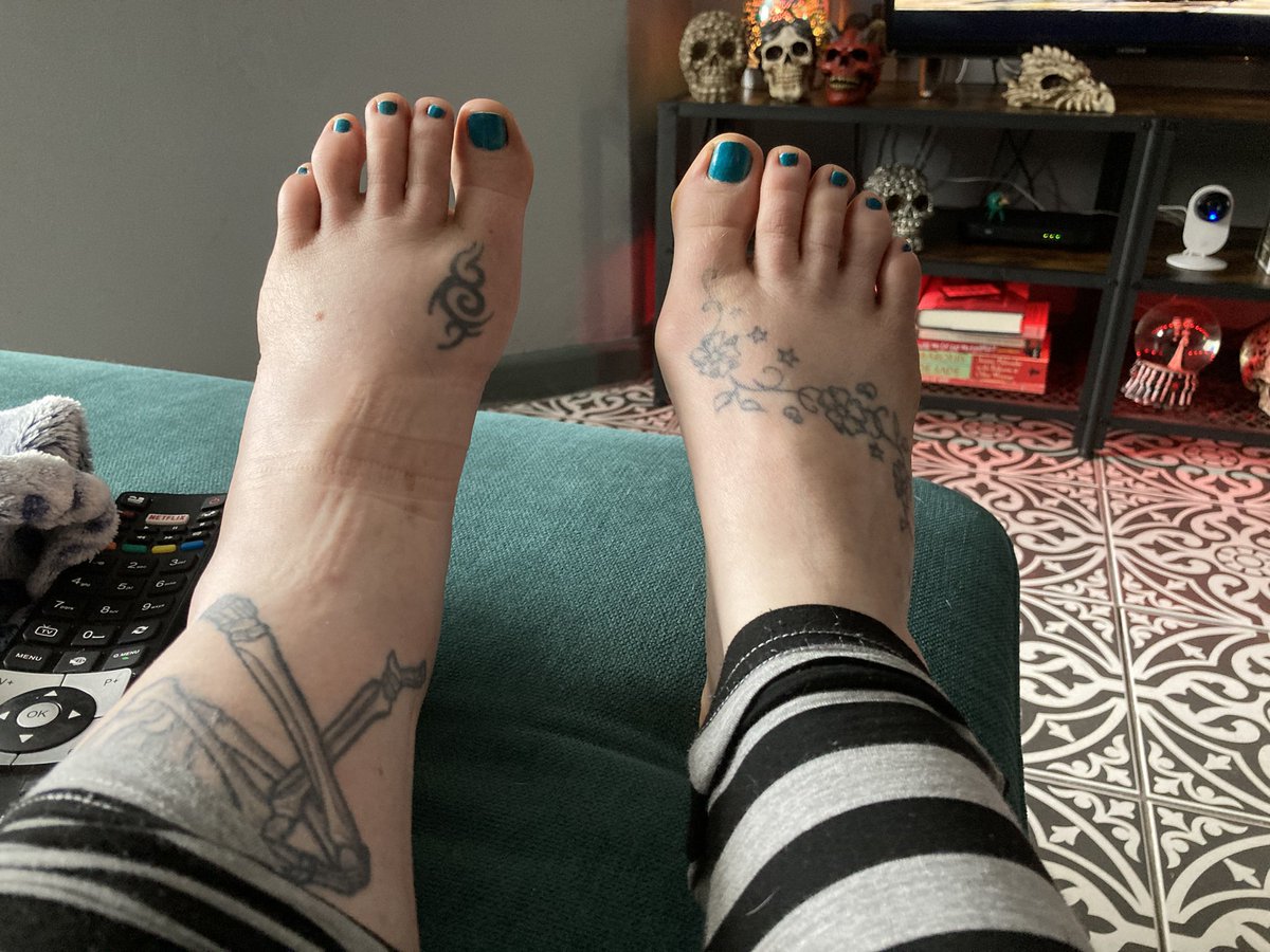 babybunionfoot1's tweet photo. So…. I hurt my foot #feet #sprain #swollenfoot #hurts https://t.co/EXHphzPojH