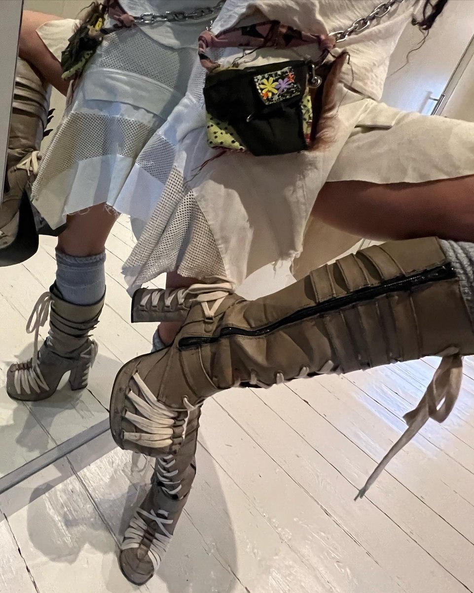 FKAtwigs's tweet photo. today i didn’t get out of bed til 3pm, havent brushed my hair and ate a box of chocolates for dinner.
these pictures were not taken today. https://t.co/dCsx7CX3om