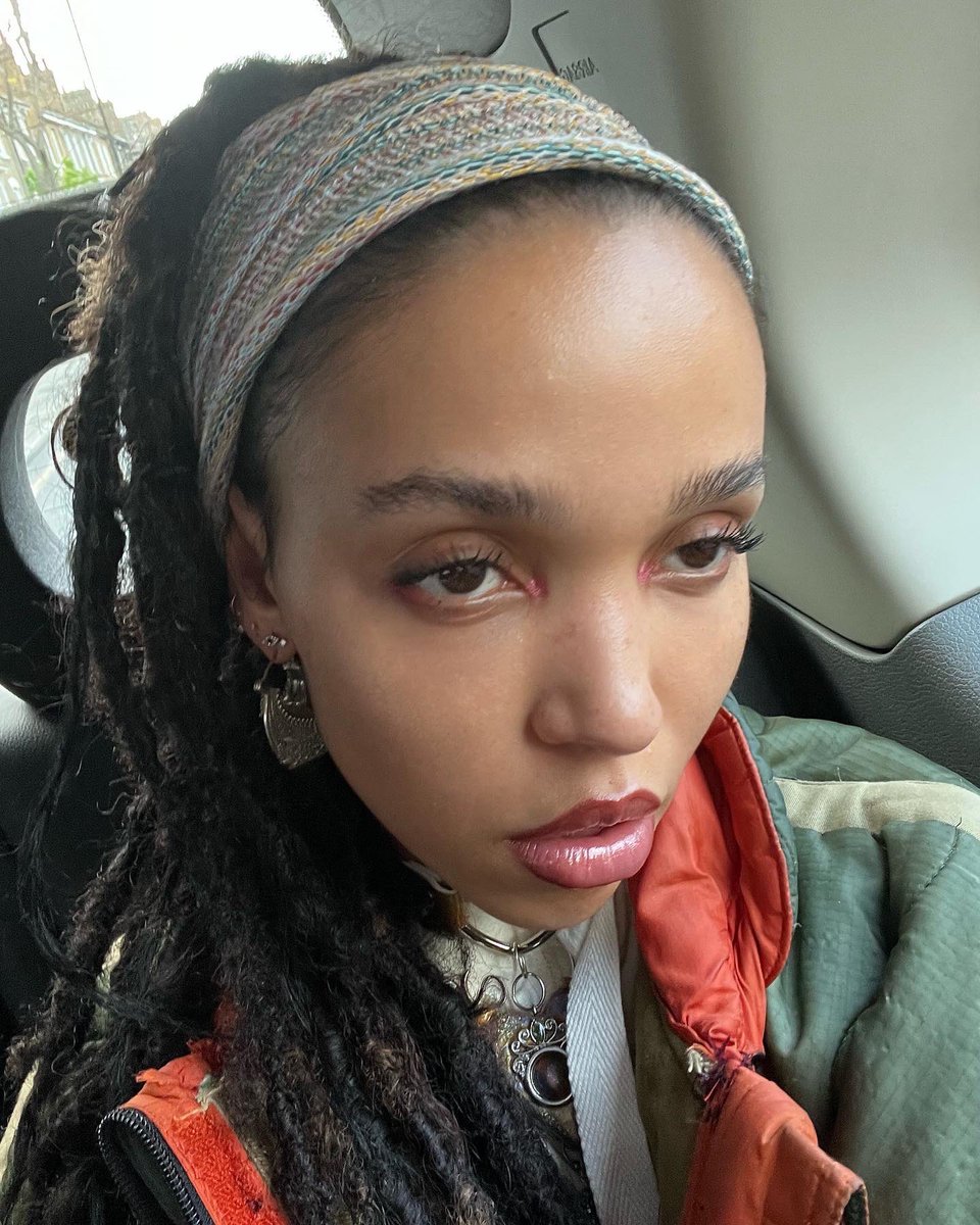 FKAtwigs's tweet photo. today i didn’t get out of bed til 3pm, havent brushed my hair and ate a box of chocolates for dinner.
these pictures were not taken today. https://t.co/dCsx7CX3om