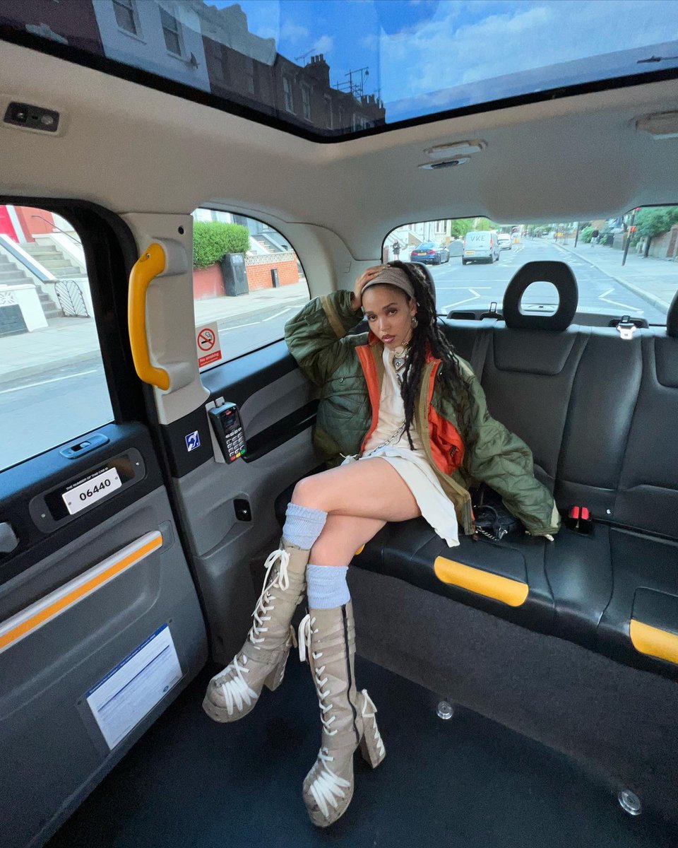 FKAtwigs's tweet photo. today i didn’t get out of bed til 3pm, havent brushed my hair and ate a box of chocolates for dinner.
these pictures were not taken today. https://t.co/dCsx7CX3om