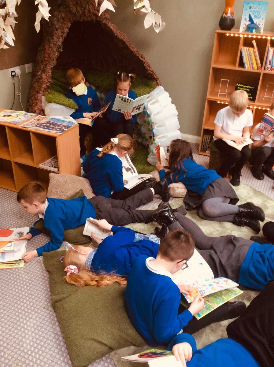 Y3Hunmanby's tweet photo. The children were so excited when I told them we were going to spend some time in the new library and all gave it a big thumbs up. It was a joy to watch them carefully select and get lost in a new books. https://t.co/GdAh0NJ08n