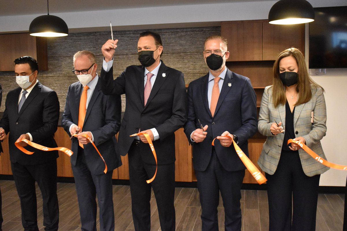 SEDESUQro's tweet photo. El secretario @mdelprete acompañó al gobernador, @makugo, en la inauguración de las instalaciones de #RiaFinancial. En Querétaro el sector financiero y de seguros aportó 14 mil 809 MDP al PIB de 2020, llegando así a cubrir un 4% del total de la producción en ese año. https://t.co/hzeGDSt13b
