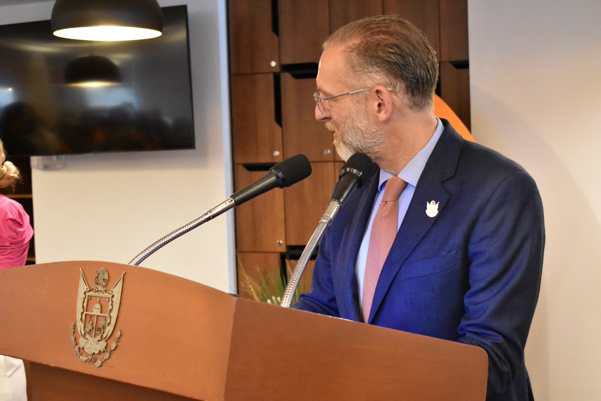 SEDESUQro's tweet photo. El secretario @mdelprete acompañó al gobernador, @makugo, en la inauguración de las instalaciones de #RiaFinancial. En Querétaro el sector financiero y de seguros aportó 14 mil 809 MDP al PIB de 2020, llegando así a cubrir un 4% del total de la producción en ese año. https://t.co/hzeGDSt13b