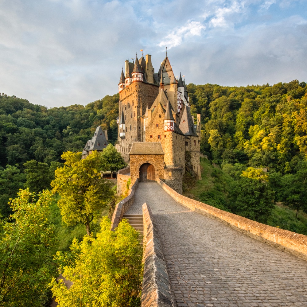 De burcht Eltz in de Eifel is een 12e-eeuws 3-onder-1-kapkasteel voor de huizen Eltz-Kempenich, Eltz-Rübenach en Eltz-Rodendorf.