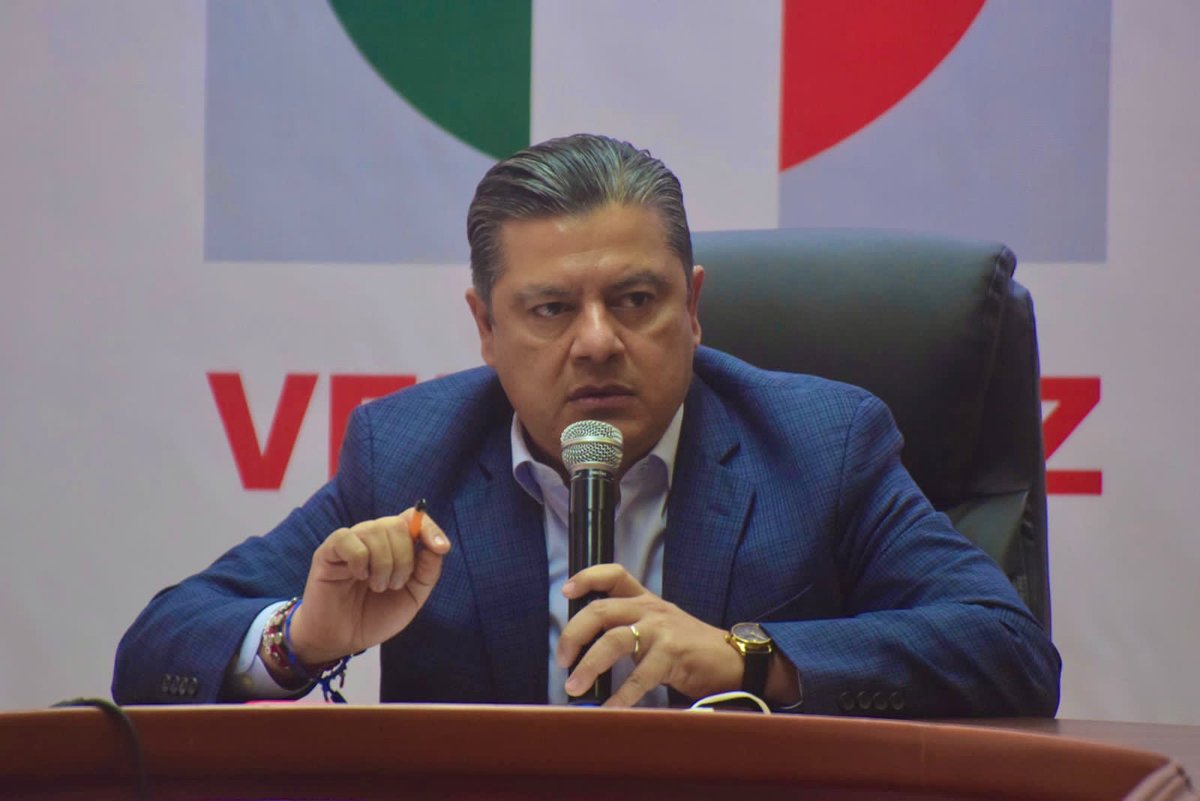 PRIVeracruz_'s tweet photo. #COMUNICADO📰

📌Reforma Electoral de AMLO pretende desaparecer a la oposición; es una iniciativa de odio y venganza: @Marlon_RamirezM.

📌Señala que muestra rasgos de autoritarismo; el Instituto de Elecciones tendrá injerencia del gobierno de Morena.

🔗https://t.co/1ZtVxz6gt8 https://t.co/cur2rsT1AO