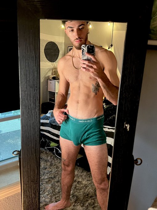 Would you say green is my color? 💚 RT if you love Italian men 🇮🇹 https://t.co/OLSsQJnLbO