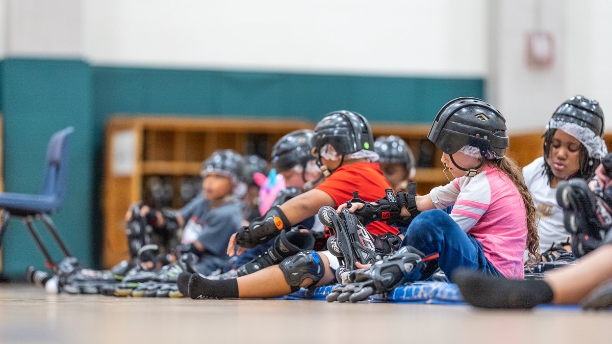 ParkwayES's tweet photo. Parkway students have been enjoying learning how to skate and building confidence in Coach Robinson's PE class! 

📄: https://t.co/HJdkX2nedW
📸 : https://t.co/Eg2oVFNaGc https://t.co/4ayoCieadC