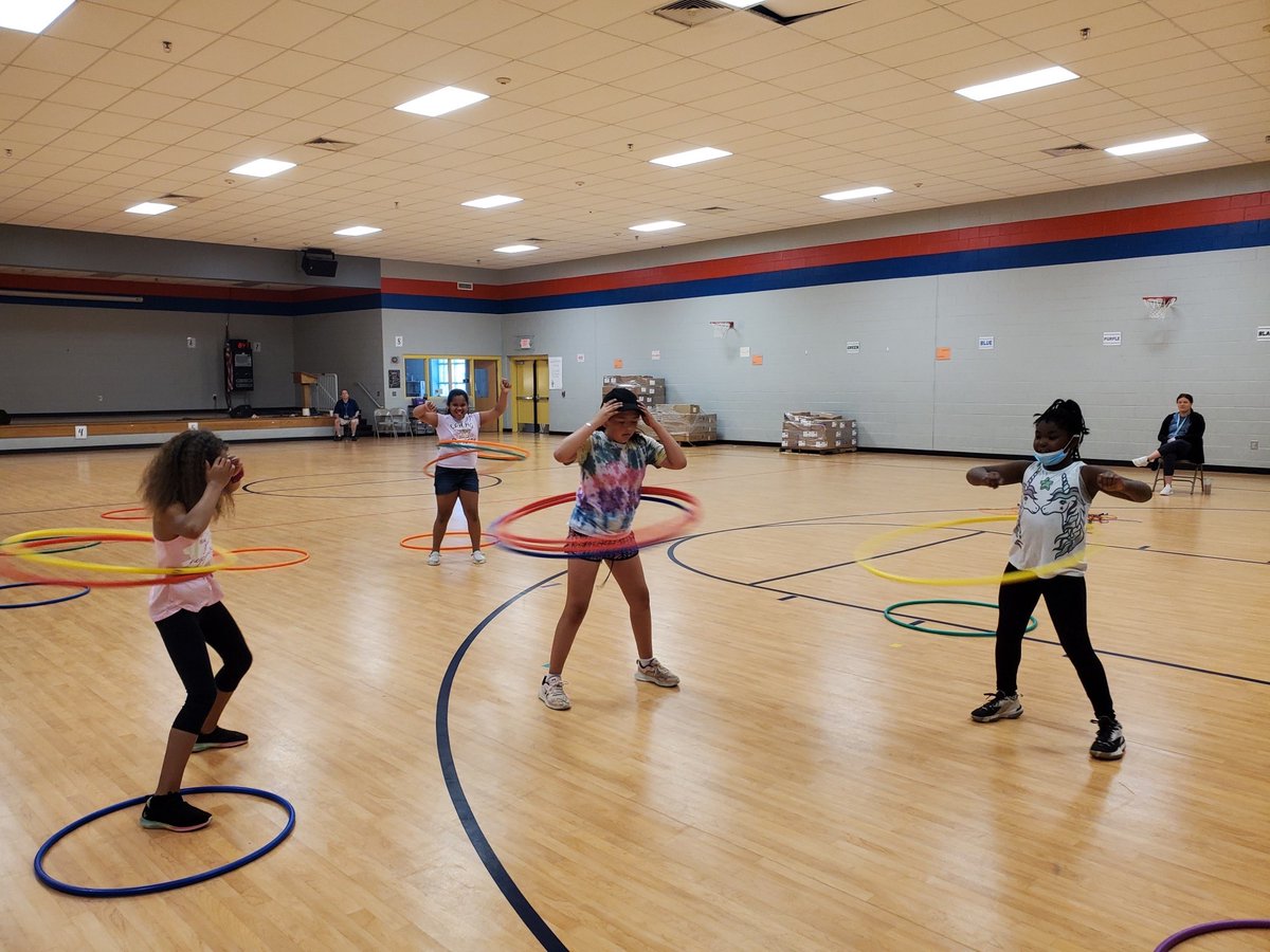 BedCoSchools's tweet photo. #LearningWayElementary celebrated their hard work during TCAP testing with a #carnival! Bounce houses, inflatable slides, an obstacle course, chalk, face painting, hula hoops, jump ropes, snow cones, & cotton candy equaled #fun & big #smiles! #WayToWorkHard #BedfordCountySchools https://t.co/lOfY7R0DdW