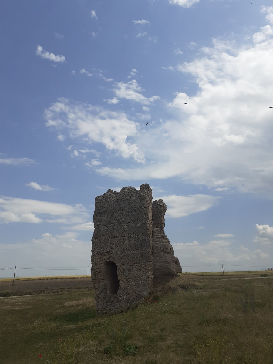 oscarranlo's tweet photo. La muralla de Turégano #Segovia. Rodeando parcialmente el castro donde se ubica el castillo. Se atribuye que pueden ser del s.X. Tapial y canto en su construcción https://t.co/xIzirLO2ik