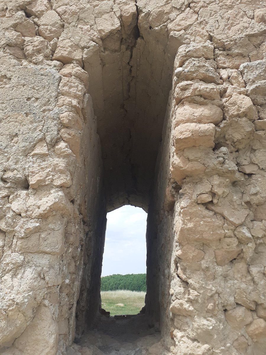 oscarranlo's tweet photo. La muralla de Turégano #Segovia. Rodeando parcialmente el castro donde se ubica el castillo. Se atribuye que pueden ser del s.X. Tapial y canto en su construcción https://t.co/xIzirLO2ik