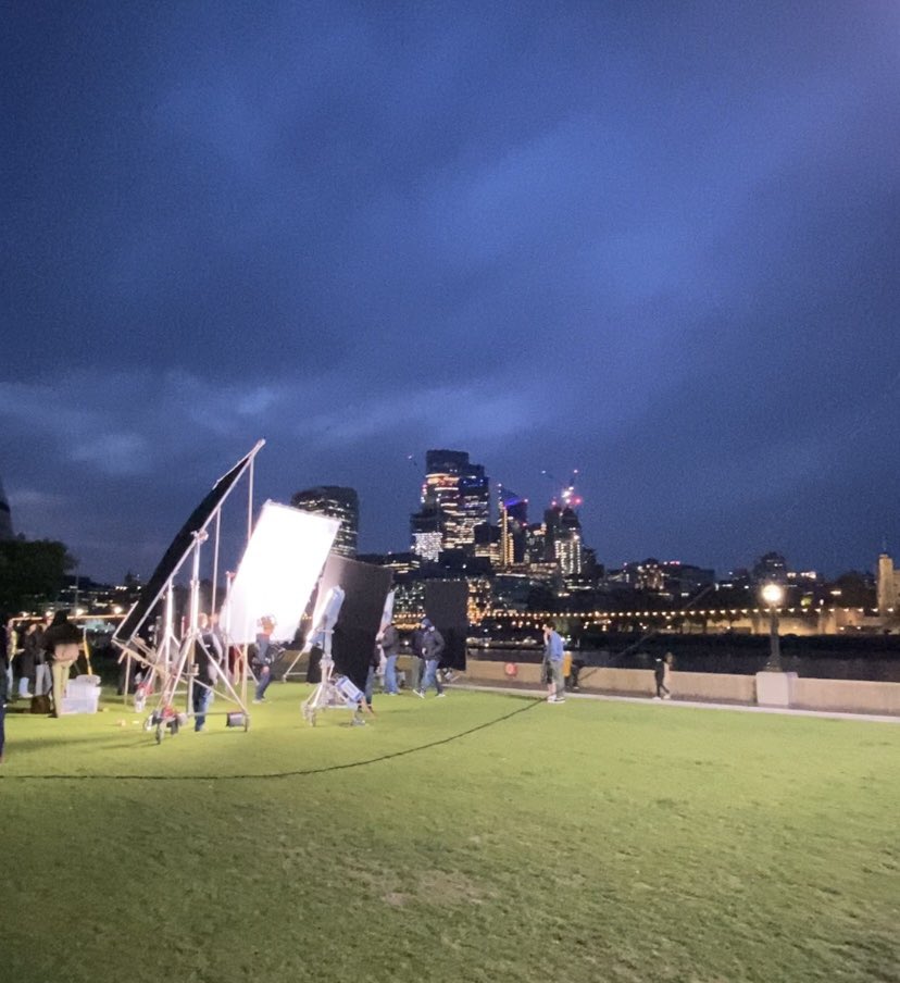 Op de set voor de nieuwe reclame van Samsung in Londen. Even filmers onder elkaar. 😅#studiereis #samsung #london #commercial