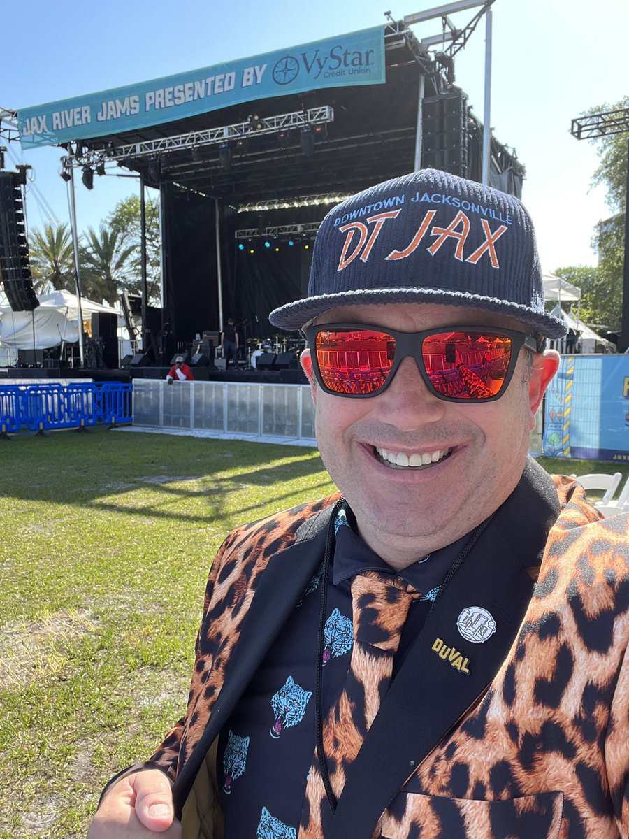 jakegordon's tweet photo. Tonight #Jacksonville #Florida is gonna ROCK once more!!!! #JaxRiverJams concert series presented by @OfficialVyStarin #DTJax and the @Jaguars with the #1 pick in the #NFLDraft!!!!! As usual, I am dressed appropriately. #DUUUVAL #embracetheriver https://t.co/fHI1G6bmFL