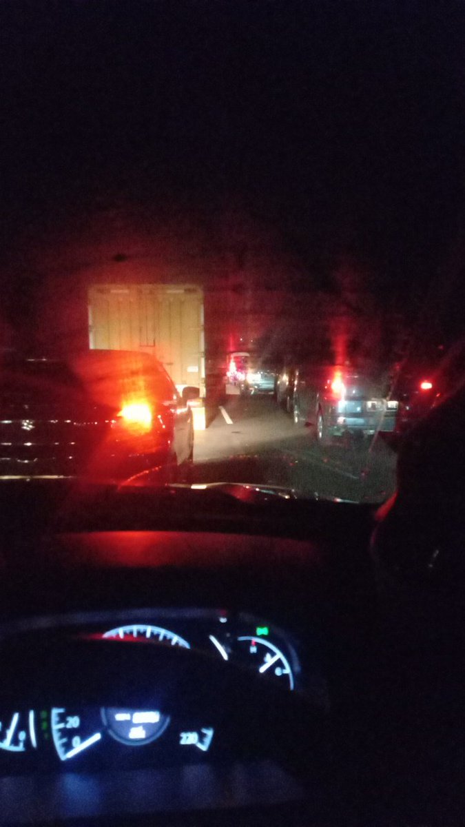 herryao64's tweet photo. @RadioElshinta di tol Cipularang Bandung arah Jakarta  km 80 ga bergerak sama sekali sudah lebih dari 30 menit https://t.co/NDfaoeGZDL