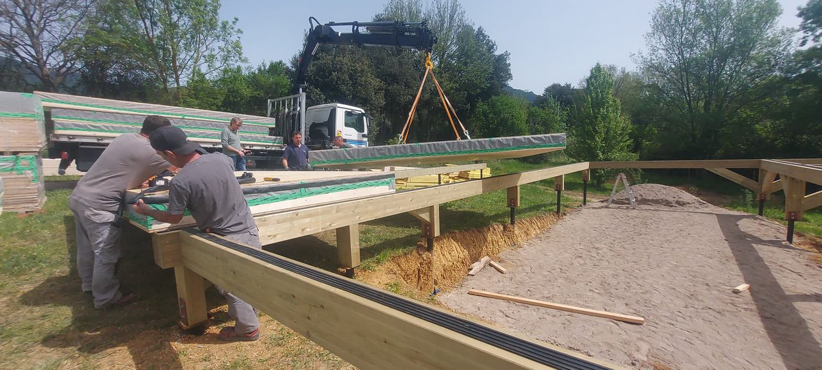 Nou projecte🏡 Casa amb parets de cànem i calç, estructura amb entramat lleuger de fusta, fonamentació de mínim impacte ecològic, forjat sanitari elevat i accessible per ubicar el compostador del vàter sec i un dipòsit d'aigua flexible de 30 m3.