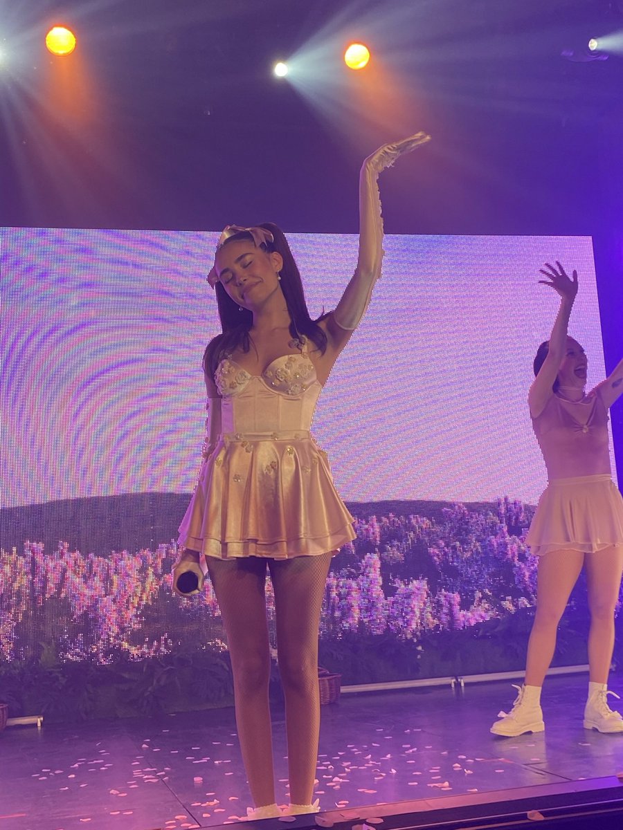 only1avenue's tweet photo. i. miss. this. so. much. please come back to minneapolis soon love u @madisonbeer #LifeSupportTour #LSTvids https://t.co/Tvoxy5VrQD