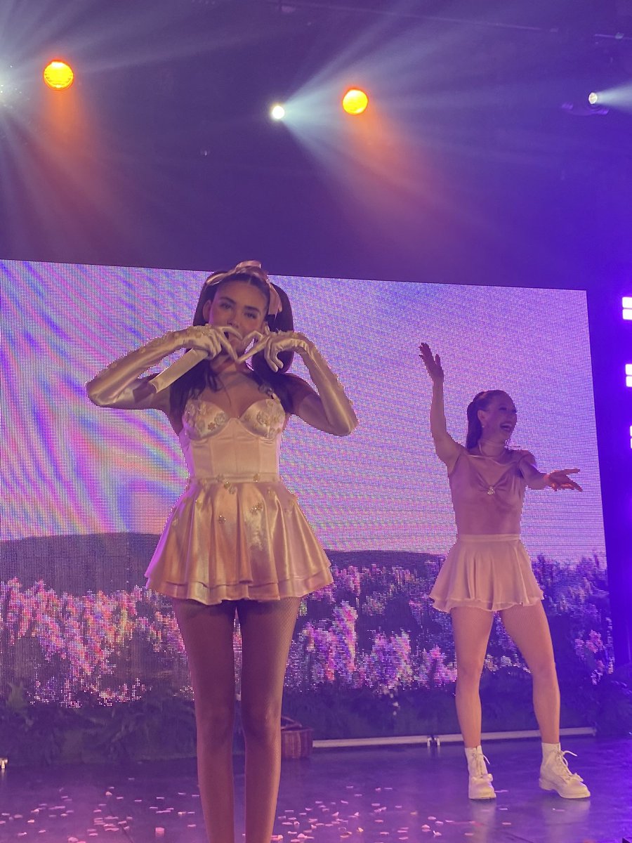 only1avenue's tweet photo. i. miss. this. so. much. please come back to minneapolis soon love u @madisonbeer #LifeSupportTour #LSTvids https://t.co/Tvoxy5VrQD