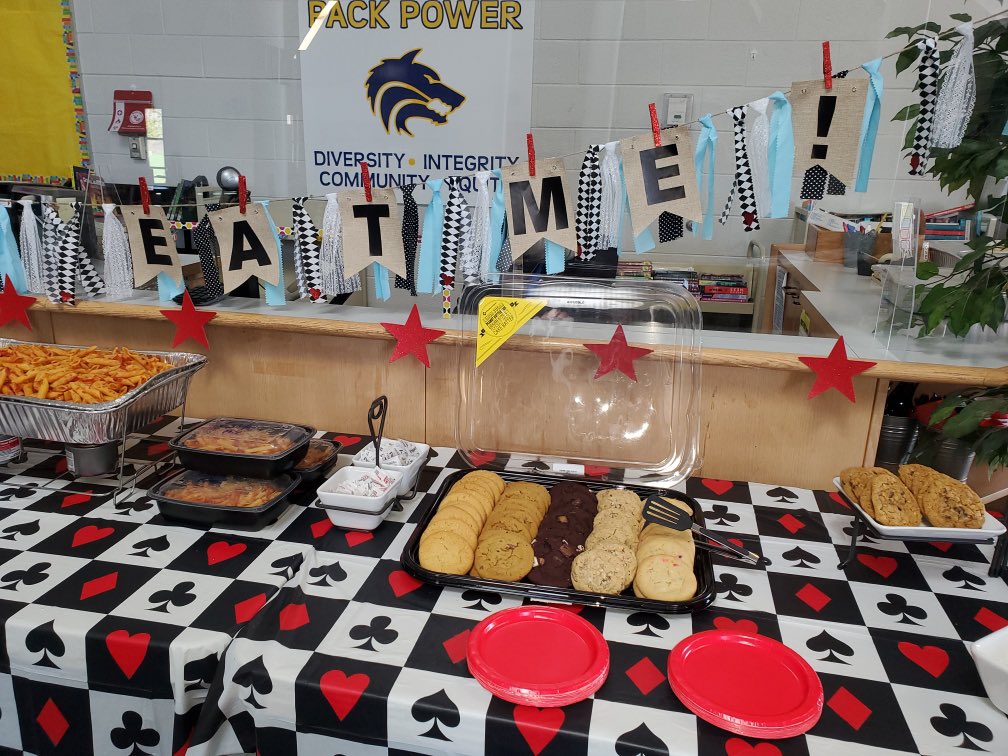GeislerPtsa's tweet photo. Thank you @Carrabbas Novi for helping us stretch our budget and get our staff a hot lunch!  They were able to enjoy pasta, salad, and bread! @WalledLkSchools  @geislerwolfpack #TeacherAppreciationWeek https://t.co/TBAQOoRvdJ