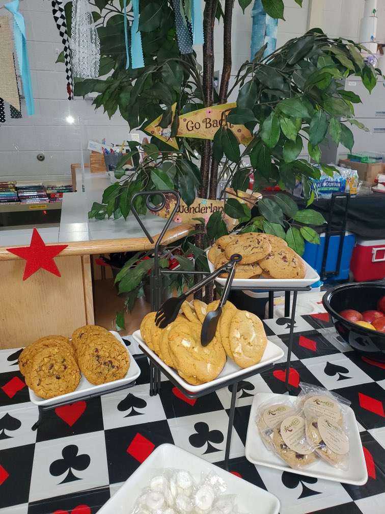 Thank you <a href="/Carrabbas/">Carrabba's</a> Novi for helping us stretch our budget and get our staff a hot lunch!  They were able to enjoy pasta, salad, and bread! <a href="/WalledLkSchools/">Walled Lake Schools</a>  <a href="/geislerwolfpack/">James R. Geisler Middle School</a> #TeacherAppreciationWeek