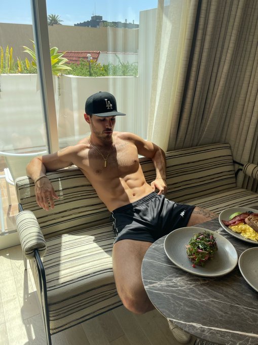 even though I been gone I still been eating 🍽 👅 https://t.co/lwDM9iWFUZ<a href="/tag/nyc"class="tags"><span>#nyc</span></a>