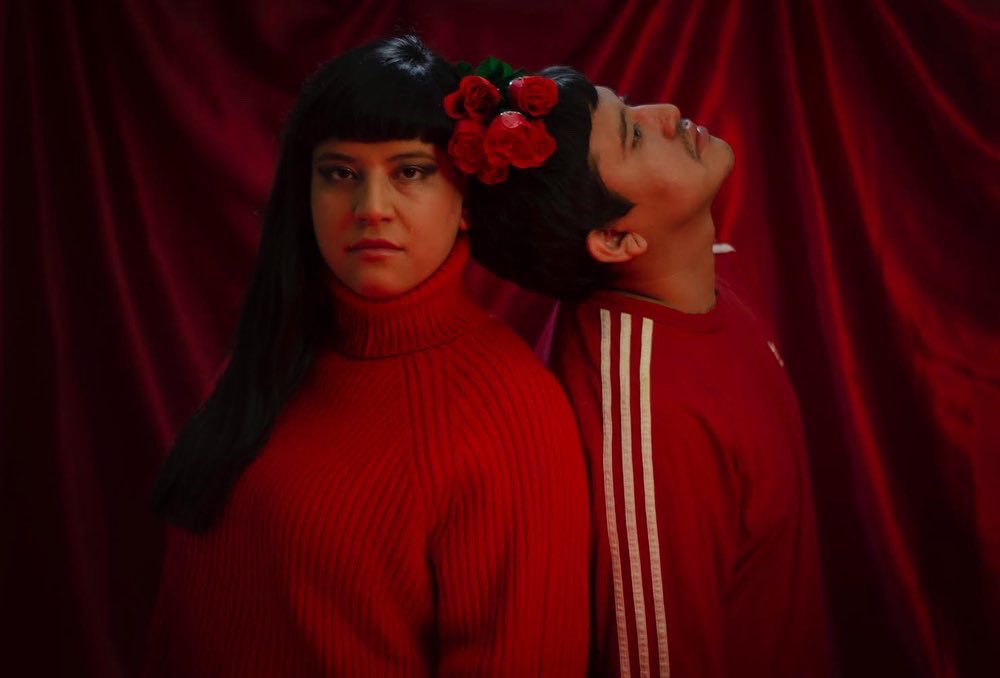 bwbbro's tweet photo. Qué vibe te da el color rojo ?   A mi como poder, atrevimiento y setso jaja 🥰🤩 A ti? 

LINK EN BIO por si aún no ves el videoclip oficial de Sad Valentín 🌹❤️🫕 

Tqm 🥦🌮🍻

📸: @_roiroiroi 
Arte: @monserratchoperena https://t.co/8cWEBfOIav