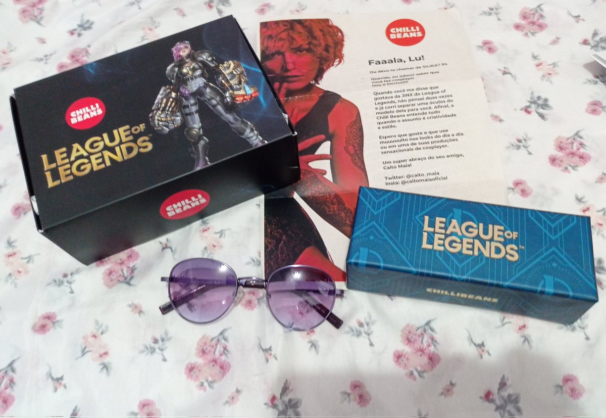 MundodaSilika's tweet photo. Eu não sei se cheguei a mostrar por aqui, mas só queria mostrar meu recebido da Jinx maravilhoso que o @caito_maia me mandou 😍🥺 eu conheço muito bem a Jinx e cada detalhe desse óculos remete a ela ❤️🥰 muito perfeito @chillibeans !! Obrigada meu querido ❤️🥰😍❤️🥰😍 https://t.co/bv26gahQpB
